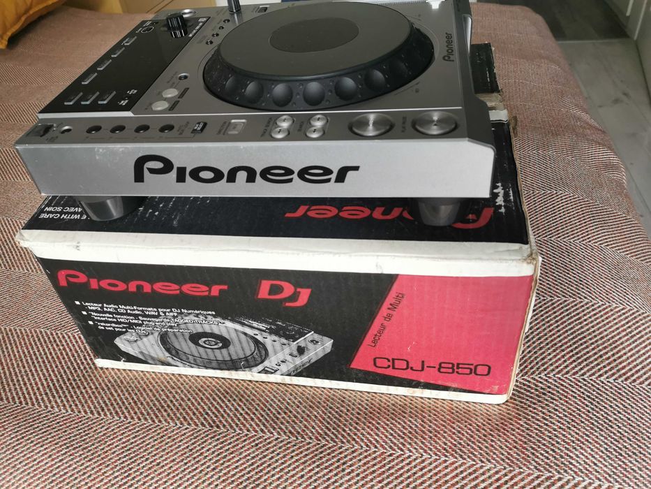 Комплект DJ плеъри Pioneer CDJ 850 с оригиналните кутии