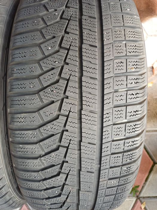 Vand 2 anvelope de iarna 215 50 r17 HANKOOK foarte bune