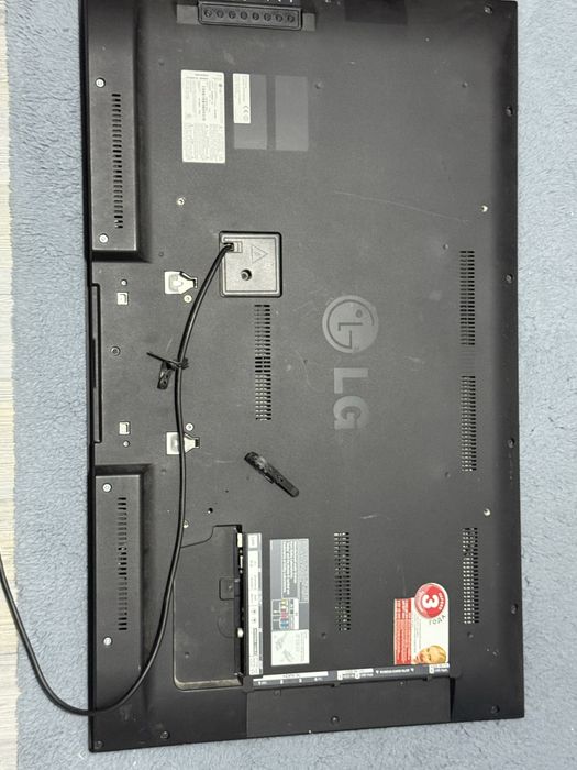 LG телевизор на запчасти (дисплей не работает, матрица потекла)