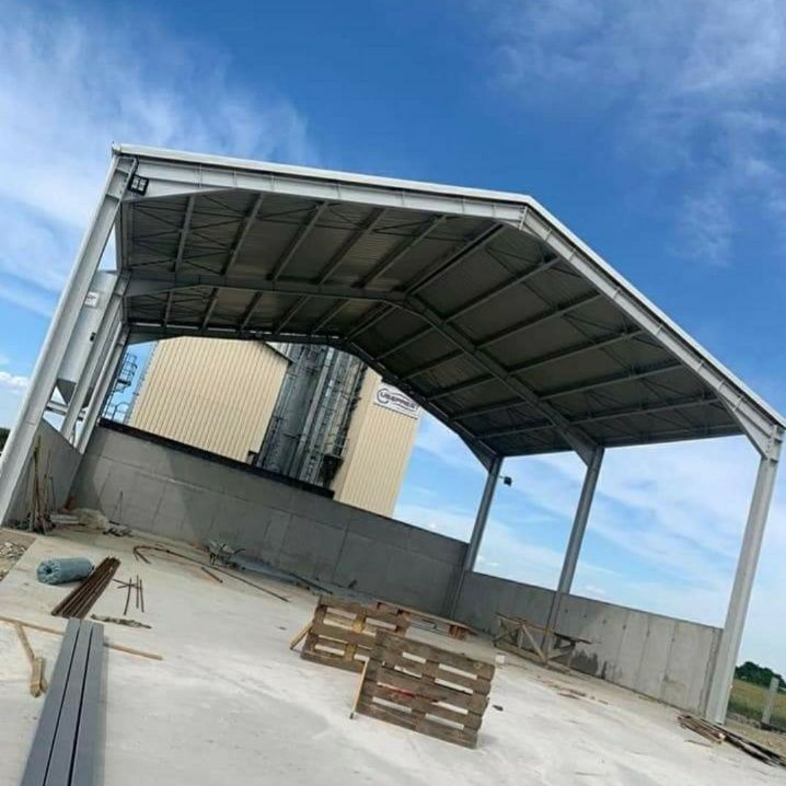 Vând hală metalica învelită cu panou sendwis 10m×25m×4m la cheie