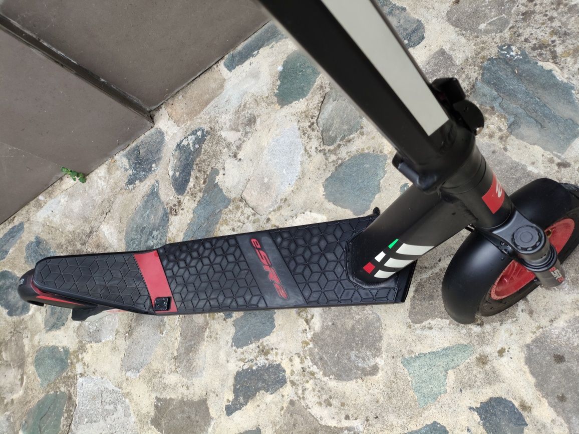 Електрическа тротинетка Aprilia ESR2 чисто нова батерия 13Ah