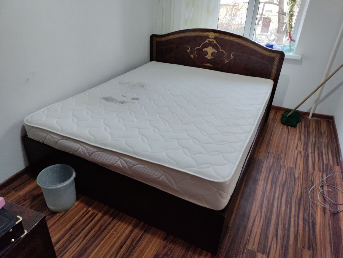 Продам кровать двухместную без матраса