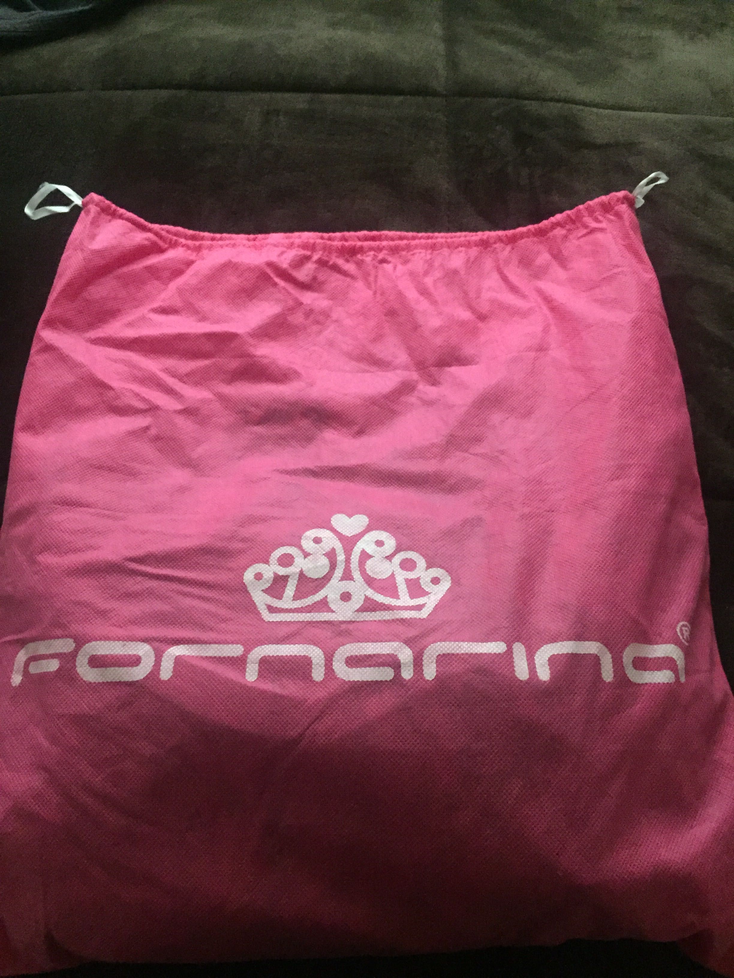 Дамска чанта естествена кожа Fornarina, от вътре е в розов цвят