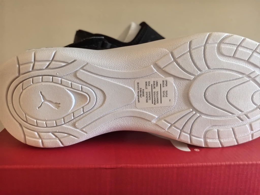 Чисто нови оригинални сандали Puma.