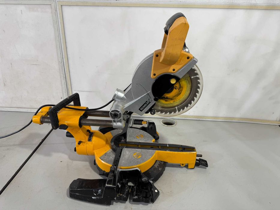 Циркуляр пендула - JCB 1400W / 210m