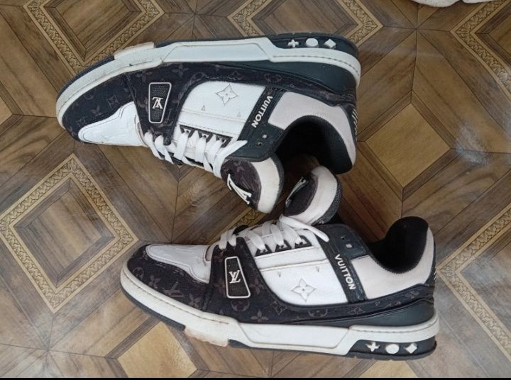 Vând urgent Louis Vuitton trainers