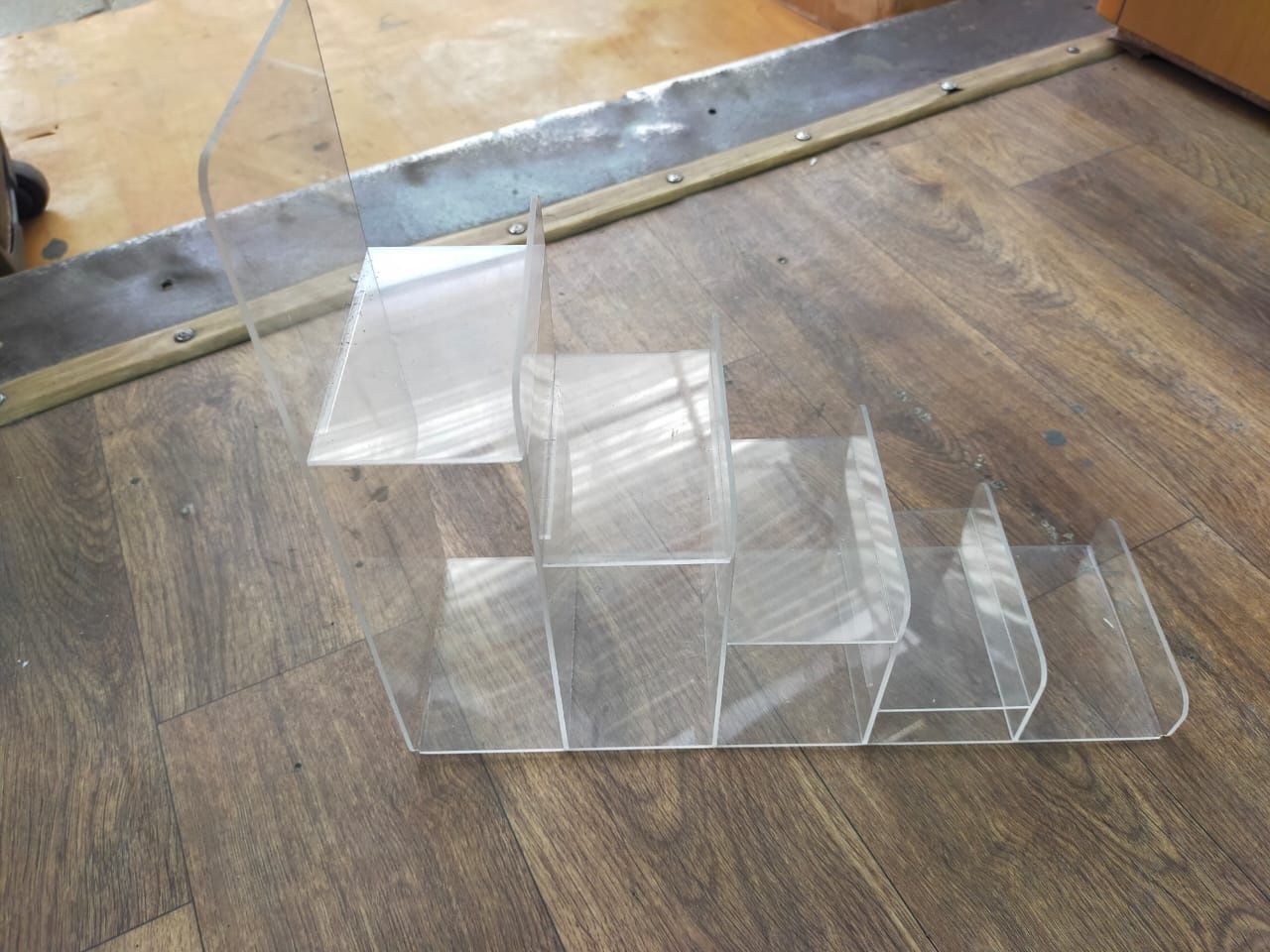пластиковая подставка для разние тавары