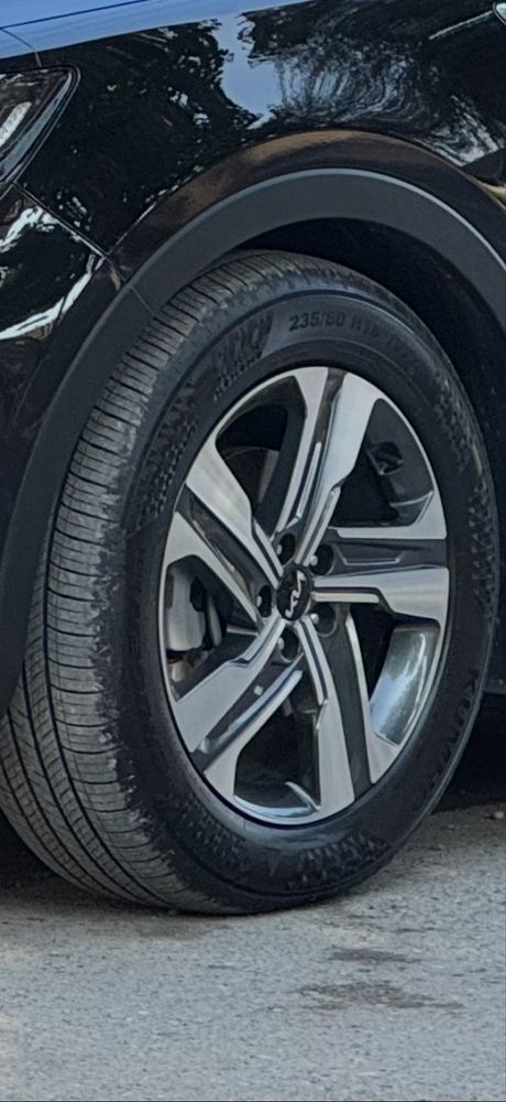 Продается шины почти новые 235/60/19 KUMHO CRUGEN на KIA Sorento