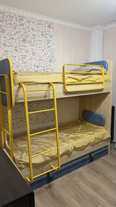 Продам двухярусную кровать со столом