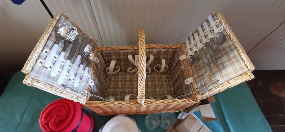 Cos de picnic pentru 4 persoane