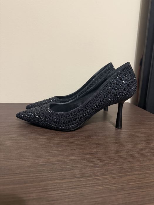 Блестящи обувки на ток