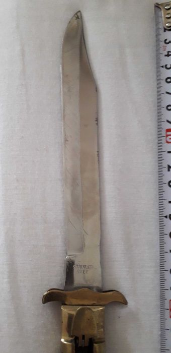 Pumnal pliabil funcțional.