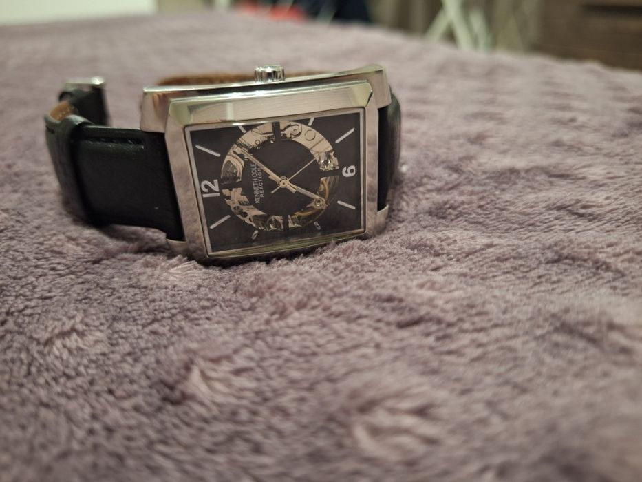 Продавам часовник