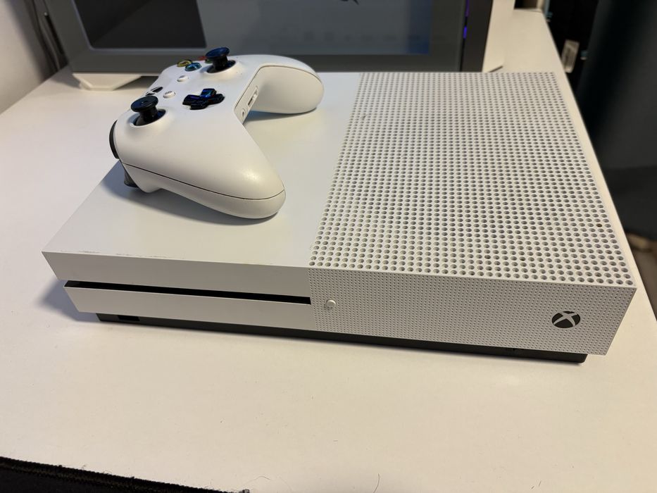 Xbox One S 1Tb + 1 controller
