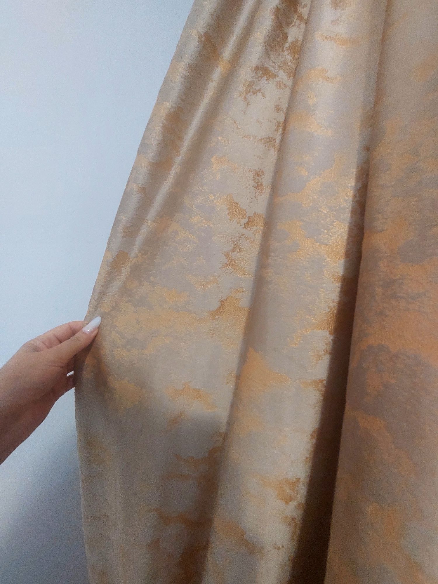 Vând perdea degrade și draperie din catifea crem cu inserții aurii
