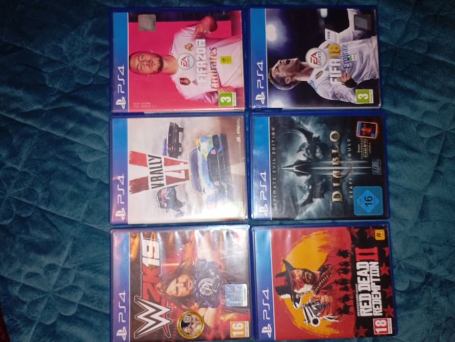 Vând Ps4 Pro,Sau schimb cu un ps5 digital cu 2 controllere+diferența