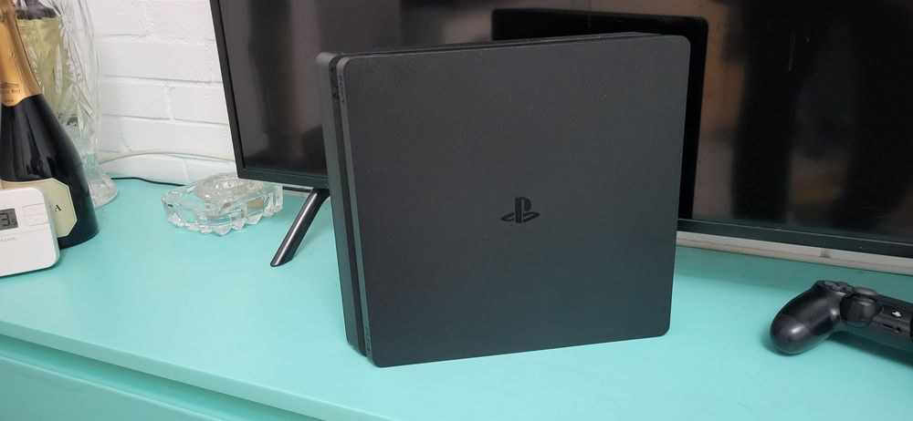 Playstation 4 Slim, 2 Controllere originale