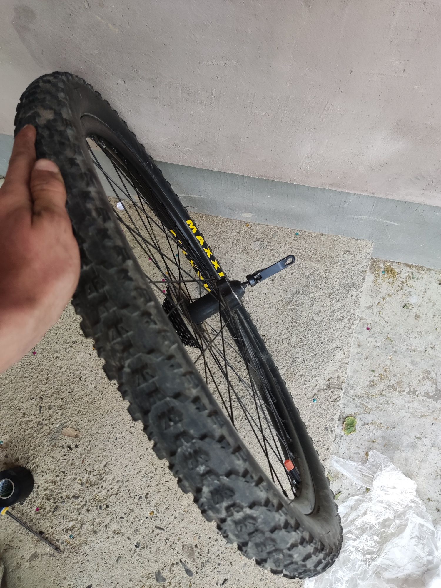 Roata 27,5 cu pinioane shimano