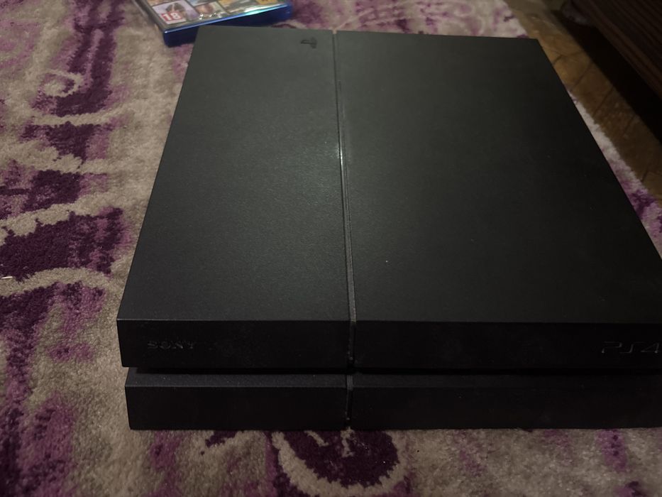 Vand ps4 stare buna vine cu 2 controllere gta v fc 25