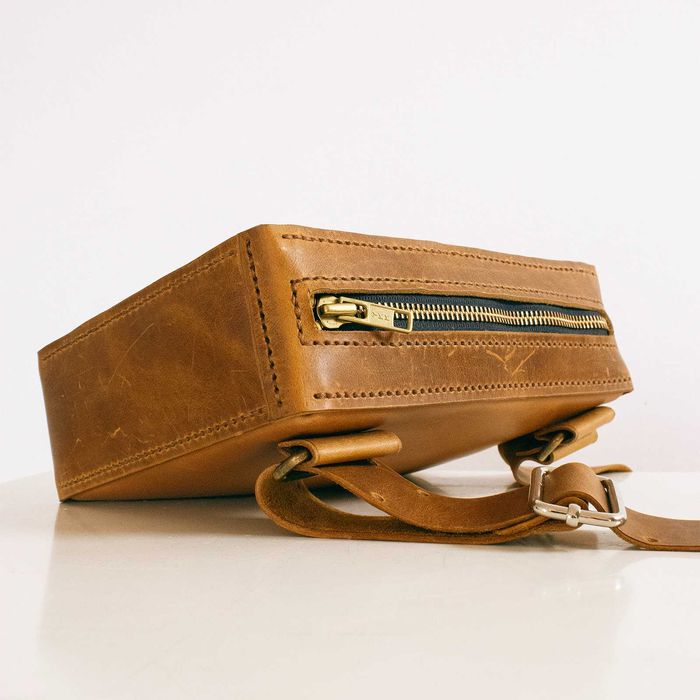 Genți din piele naturală lucrate manual