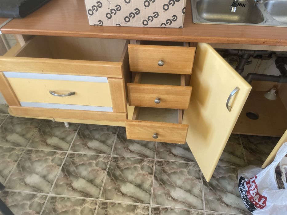 Vand dulap canapea si mobila bucatarie