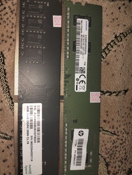 Продам две плашки DDR4 по 4 Гб каждая