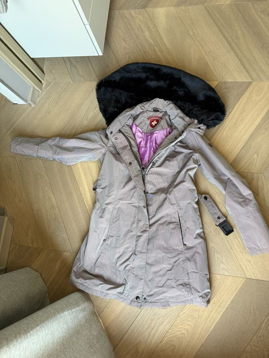 Зимно яке с голяма пухена яка