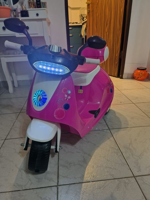 Vand tricicleta electrica pentru copii