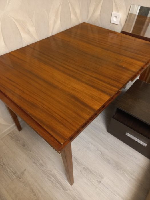 Полированный стол