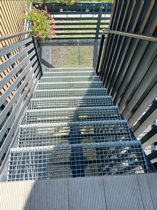 Vând scarii metalice zincate exterioare și pentru incendii , platforme