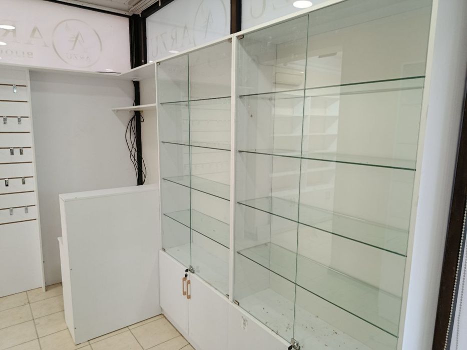 Продаются полки шкафы для магазина