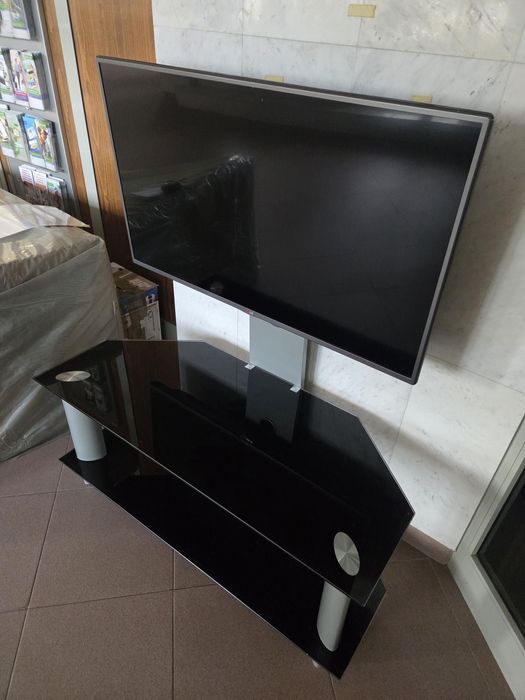 Тлевизор модел LG42LB561V 24инча 106см и черна маса от закалено стъкло