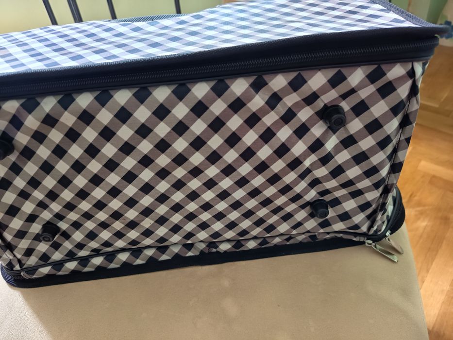 Продавам чанта за малко куче .