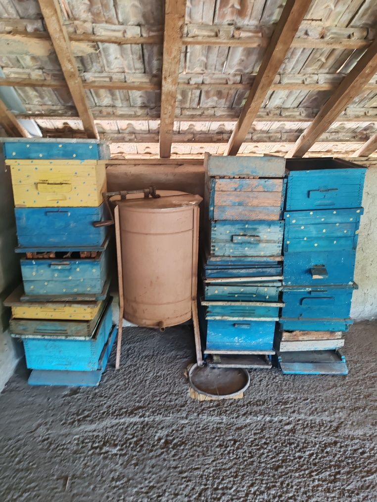 Пчелни кошери с пълен комплект рамки и центрофуга за мед.