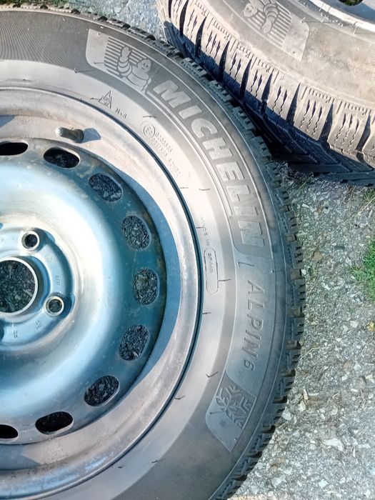 Продавам зимни гуми с джанти