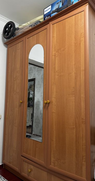 Шкаф сатылады. Ким салуга оте ынгайлы