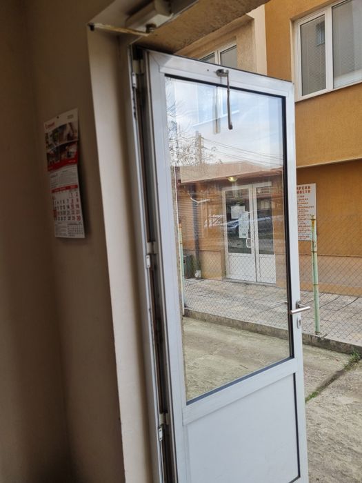 Продавам входна врата 222 см. височина/156 см