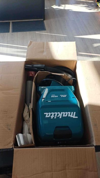 RESIGILAT - Aspirator Makita DVC261Z tip rucsac