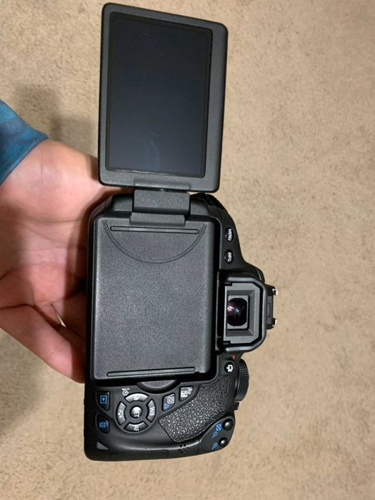 Canon EOS 700D + Obiectiv  EF-S 18-55mm IS - DSLR cu kit complet