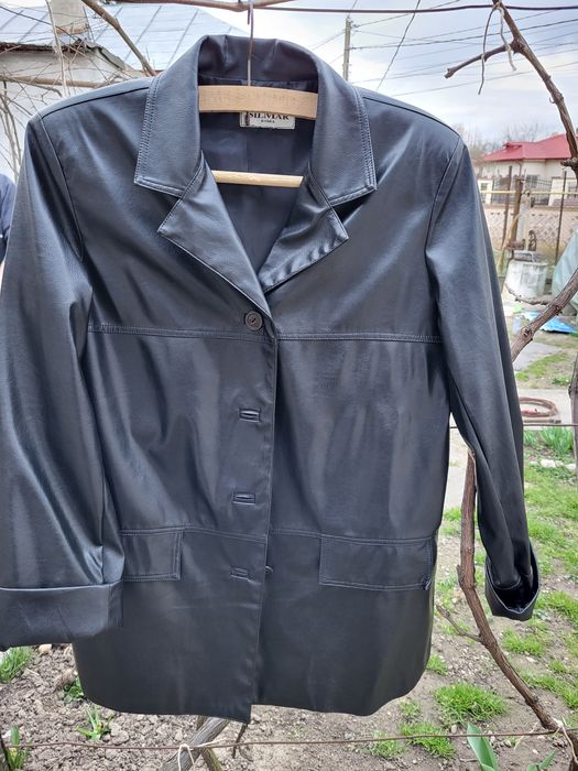 Vând geaca 100/pvc.culoare negru.purtata f puțin. Scurta .