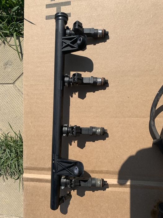 Vand injectoare pt Dacia Logan/mcv/sandero/clio 1.4-1.6 mpi