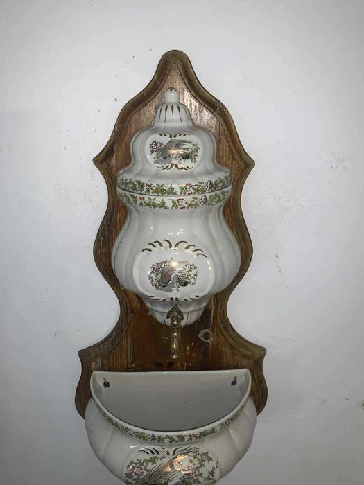 Cismea de perete din portelan cu ornament robinet din bronz