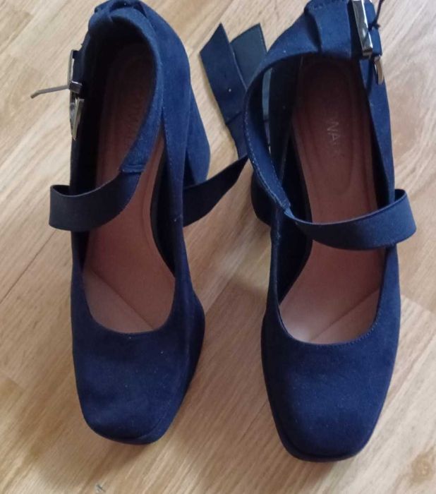 Pantofi din catifea in stare foarte bună