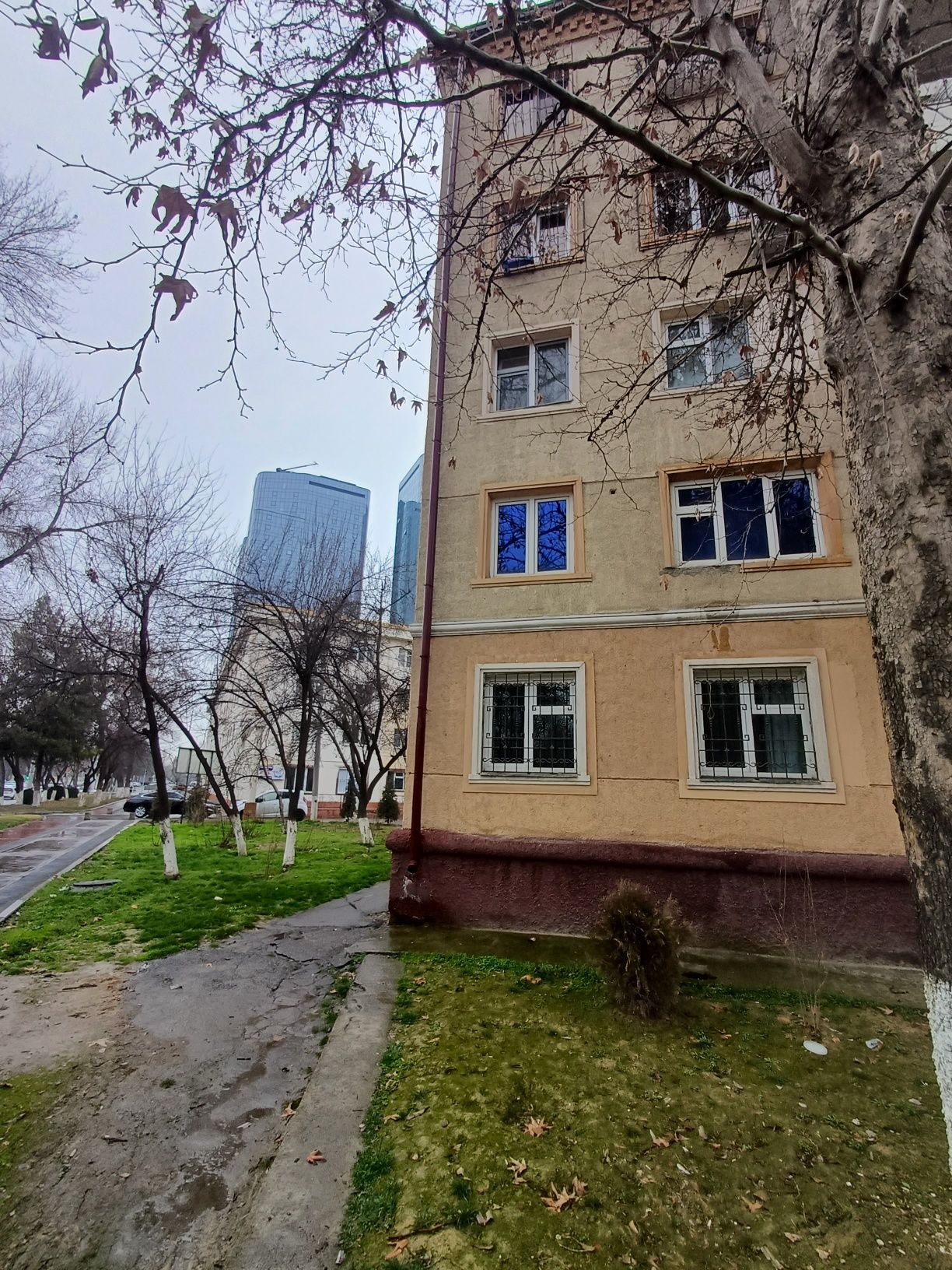 Продаётся 3-х комнатная квартира под офис  на Мирзо улугбекском районе