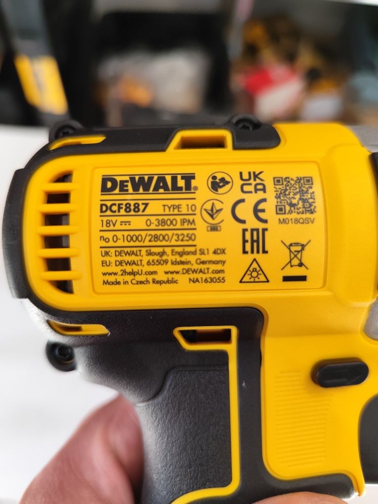 Безчетков акумулаторен импактдрайвър Девалт DeWALT DCF887 + 5 Ah