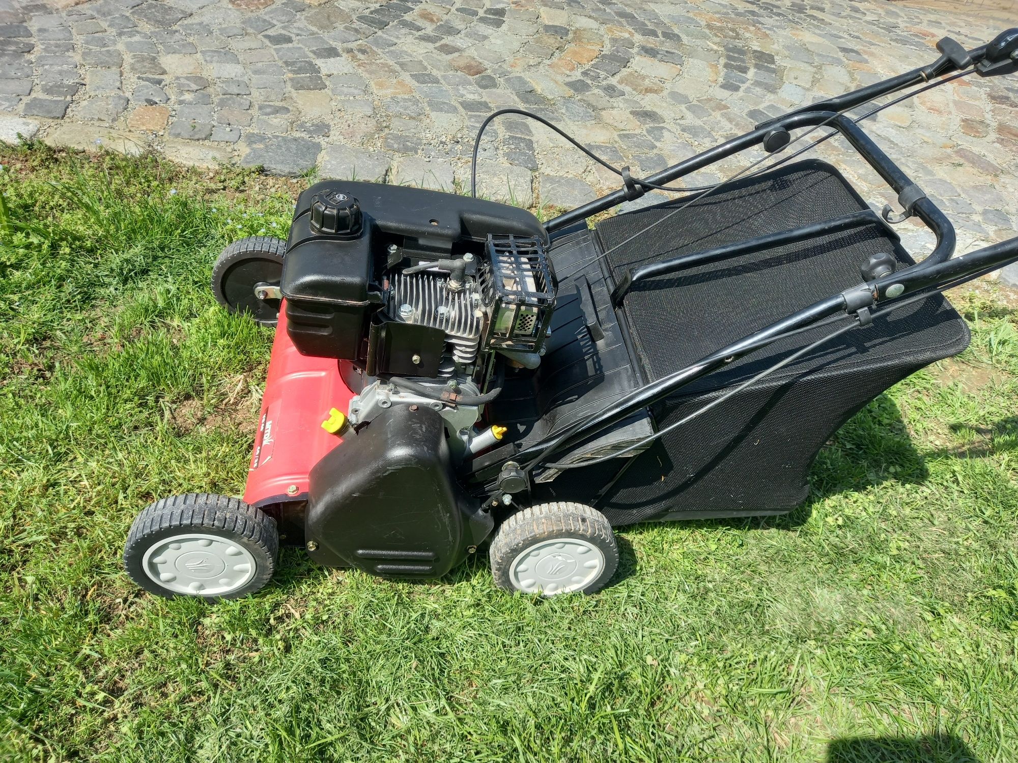 Scarificator gazon pe benzina