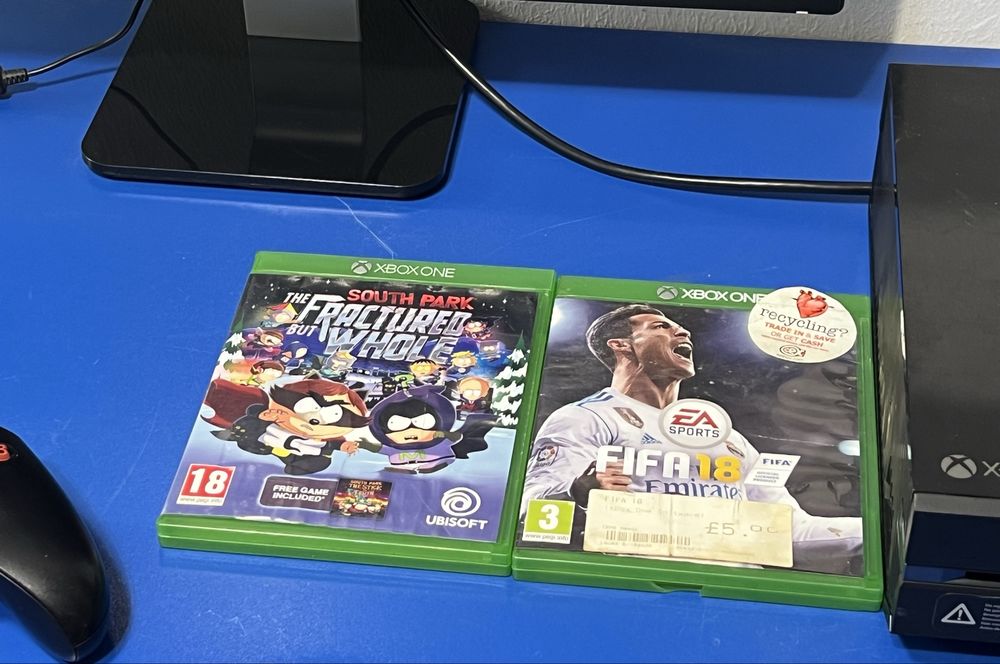 Vand Xbox One 500GB + 2 Jocuri
