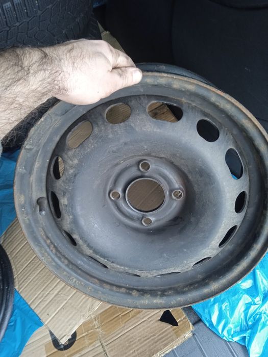 Джанти за Citroen и Peugeot 6x15 без гуми се продават.