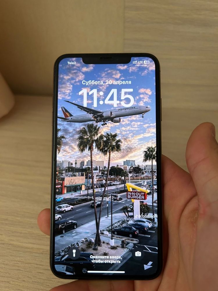 Продам IPhone XS MAX