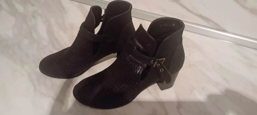 Дамски обувки от естествена кожа.